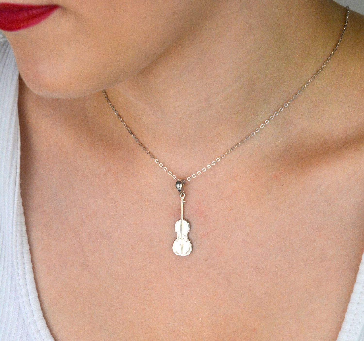 Naszyjnik srebrny próby 925 DIA-NSZ-NR2 R721-ROD-925 z zawieszką w kształcie skrzypiec. Długość 42+3 cm, zapięcie na karabińczyk. Idealny dla miłośniczek muzyki i oryginalnego stylu.1.jpg